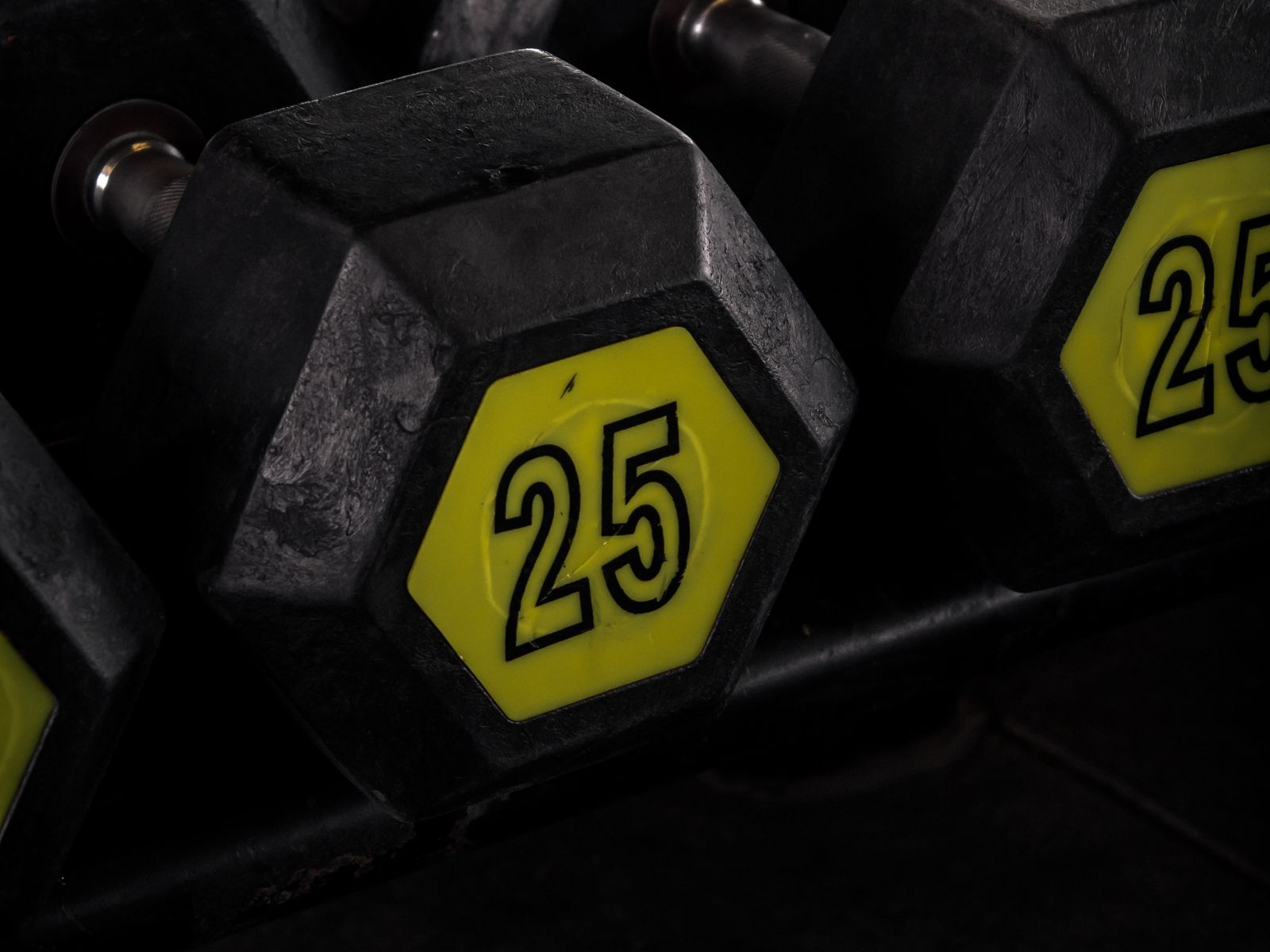 Detalhe de halteres em close-up em ambiente fitness.
